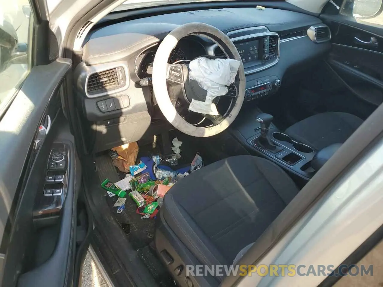 8 Photograph of a damaged car 5XYPG4A50KG463698 KIA SORENTO 2019