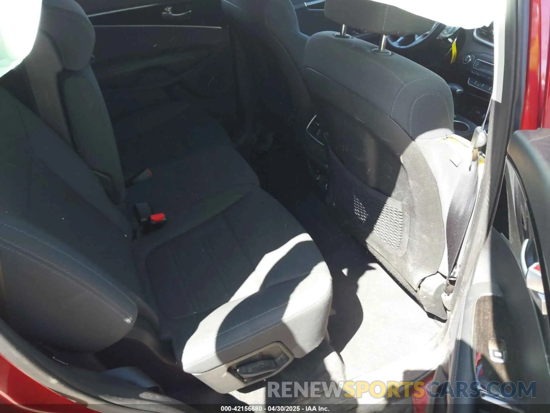 8 Photograph of a damaged car 5XYPG4A50KG470876 KIA SORENTO 2019