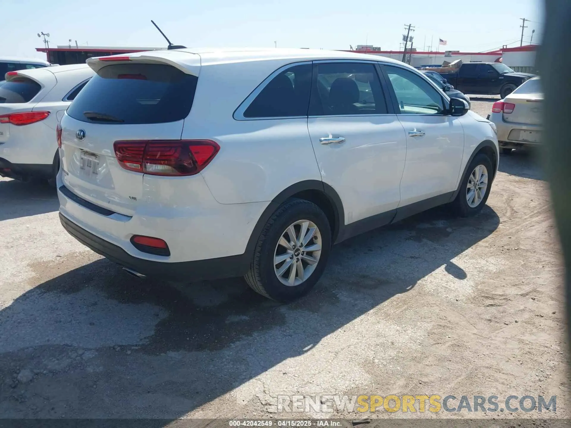 4 Photograph of a damaged car 5XYPG4A50KG565227 KIA SORENTO 2019
