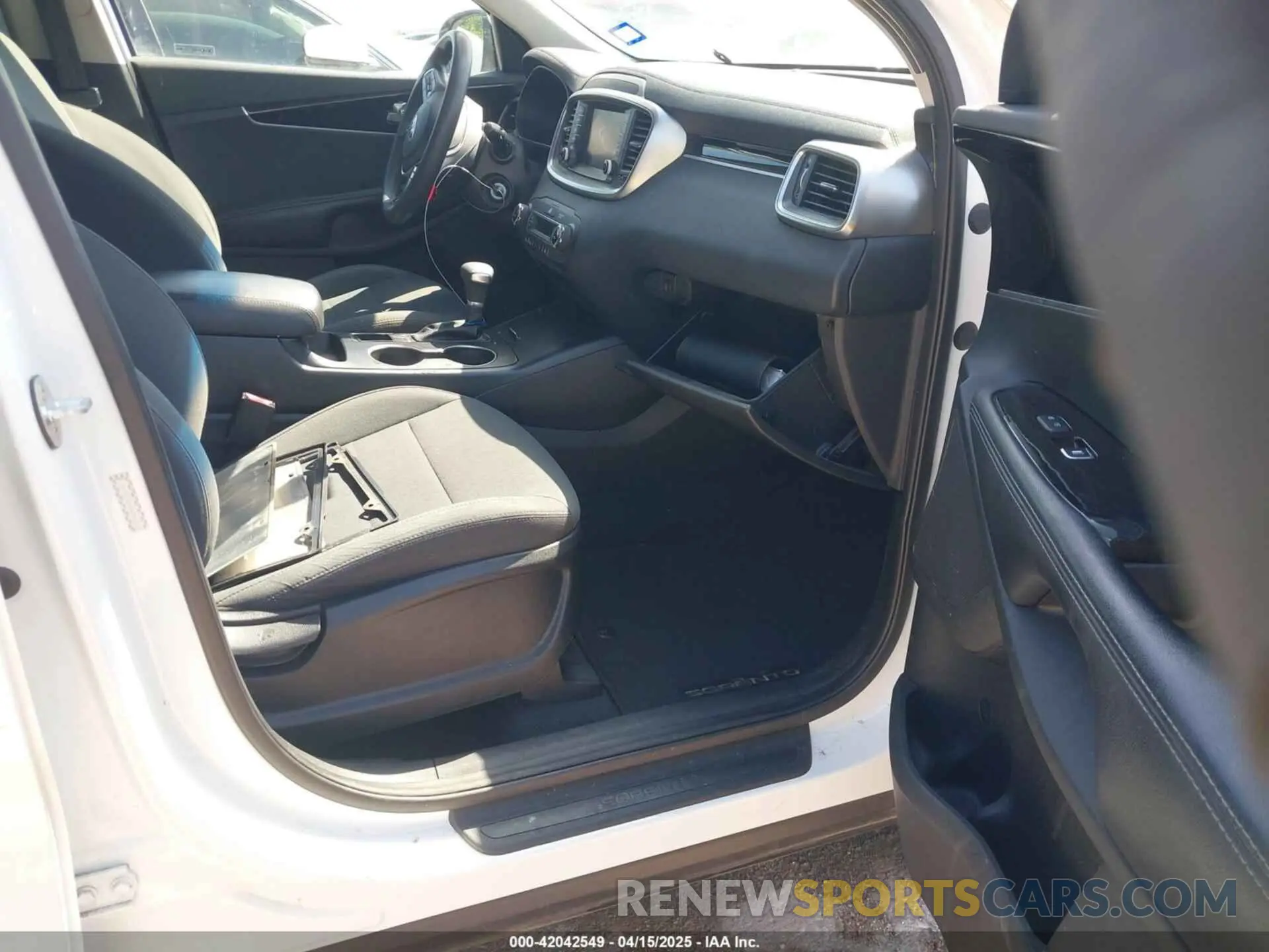 5 Photograph of a damaged car 5XYPG4A50KG565227 KIA SORENTO 2019