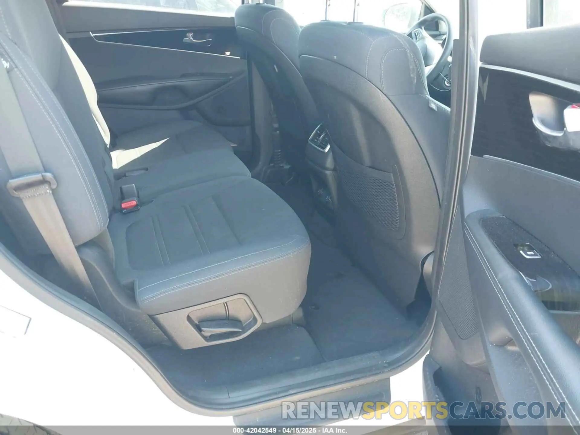 8 Photograph of a damaged car 5XYPG4A50KG565227 KIA SORENTO 2019