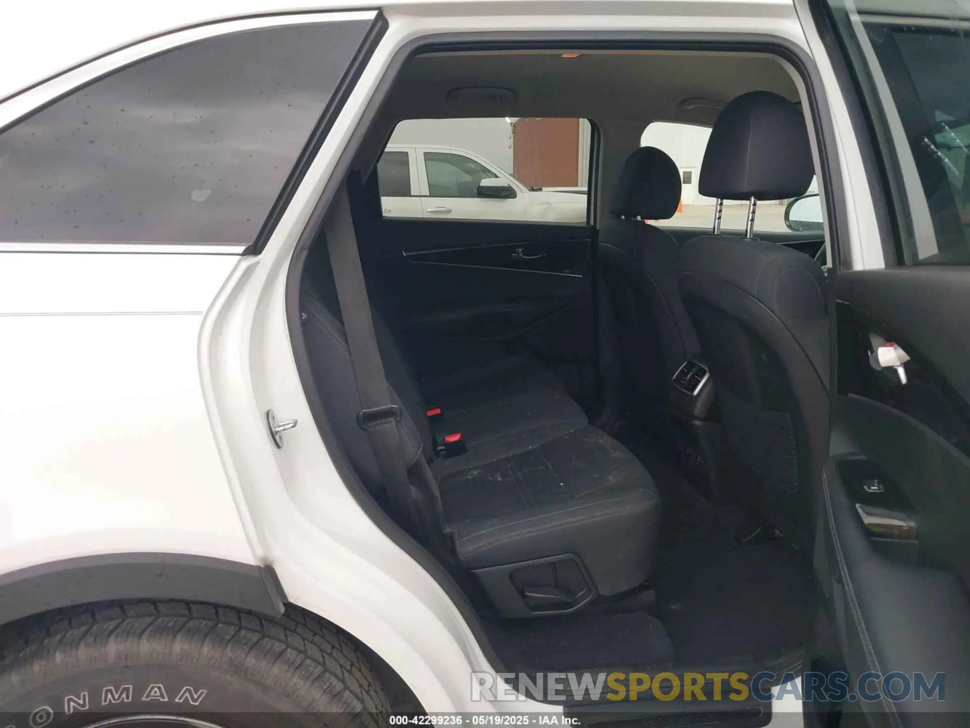 8 Photograph of a damaged car 5XYPG4A50KG573036 KIA SORENTO 2019