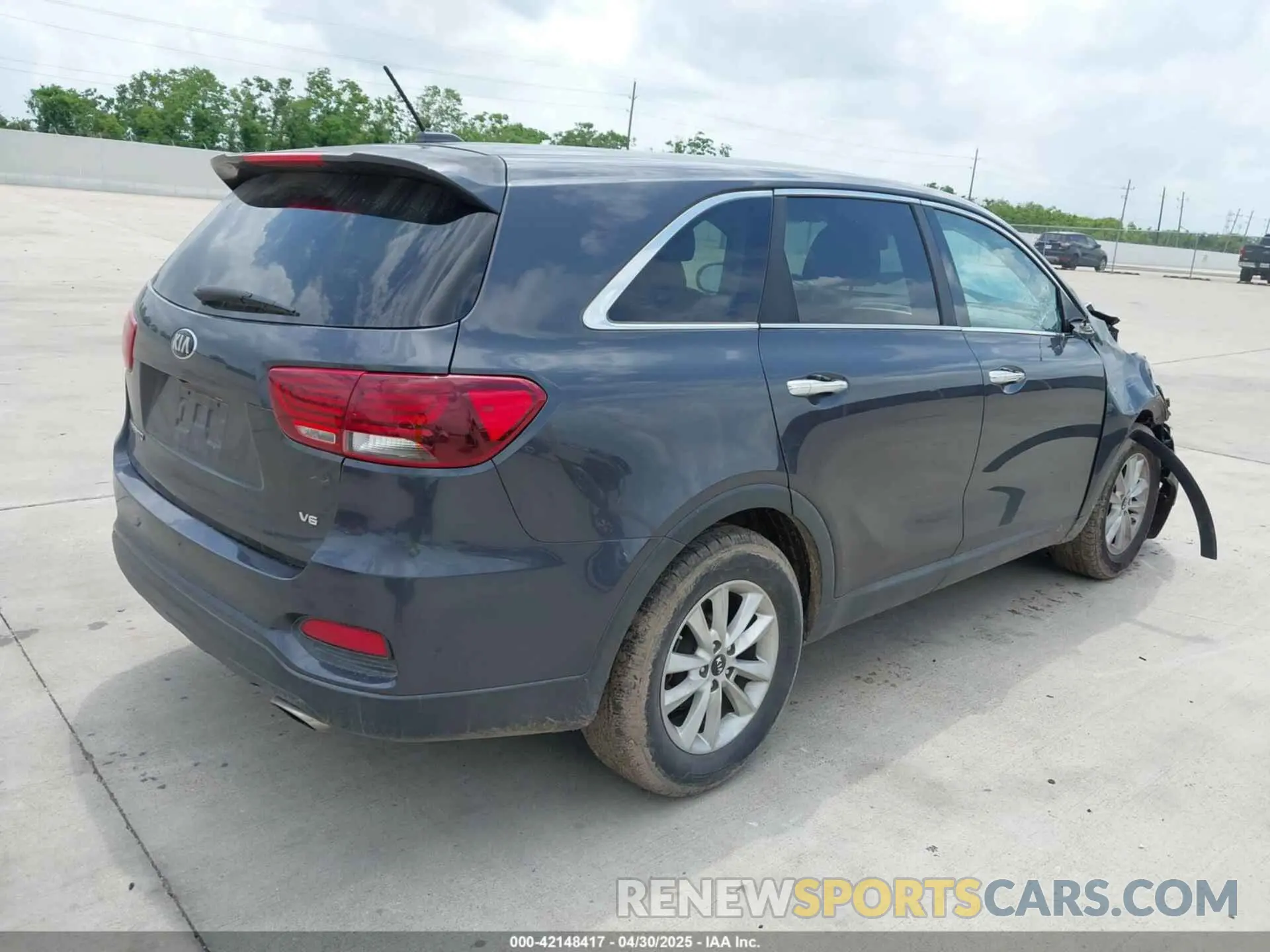 4 Photograph of a damaged car 5XYPG4A51KG441192 KIA SORENTO 2019
