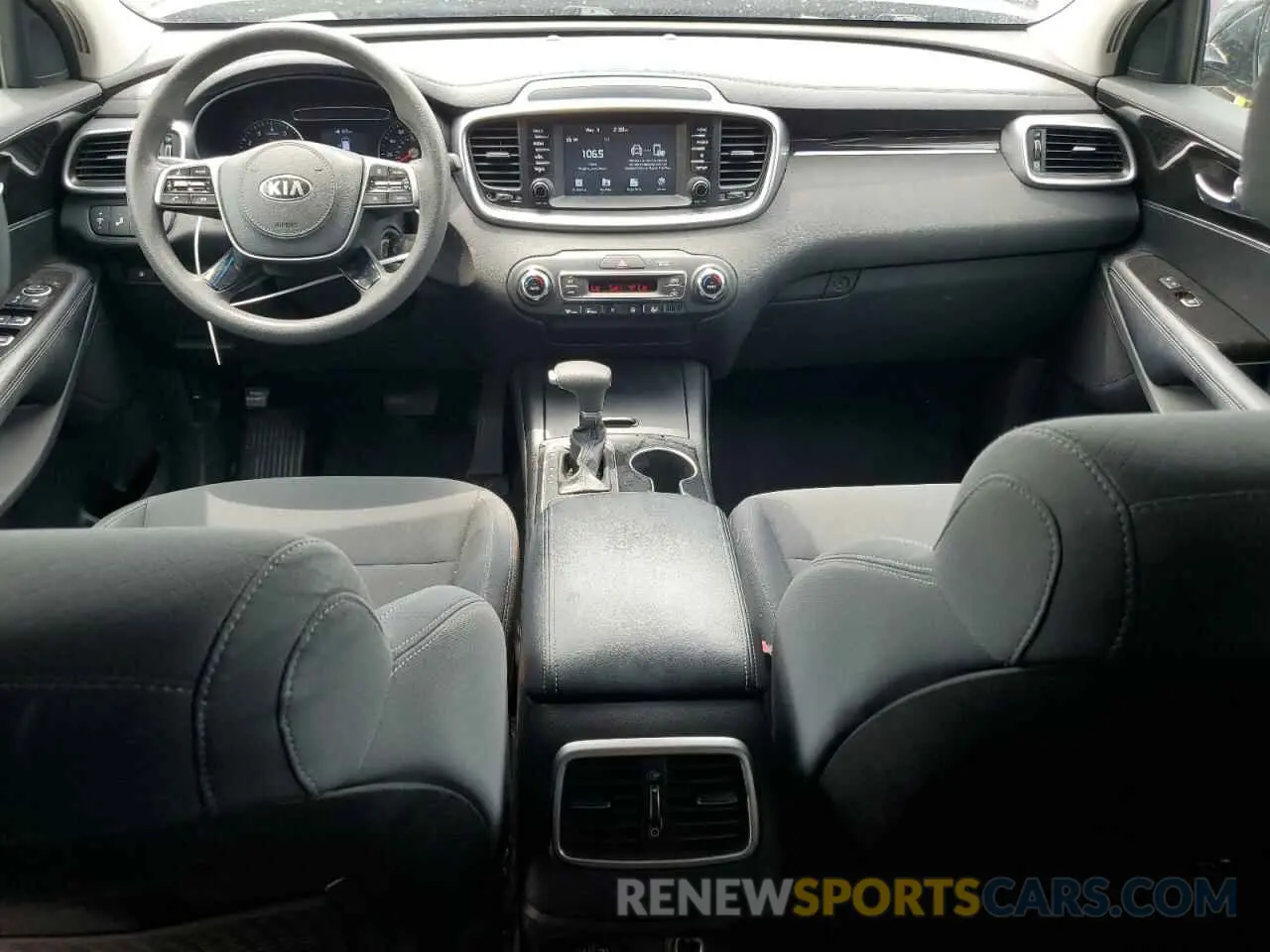 8 Photograph of a damaged car 5XYPG4A51KG485628 KIA SORENTO 2019