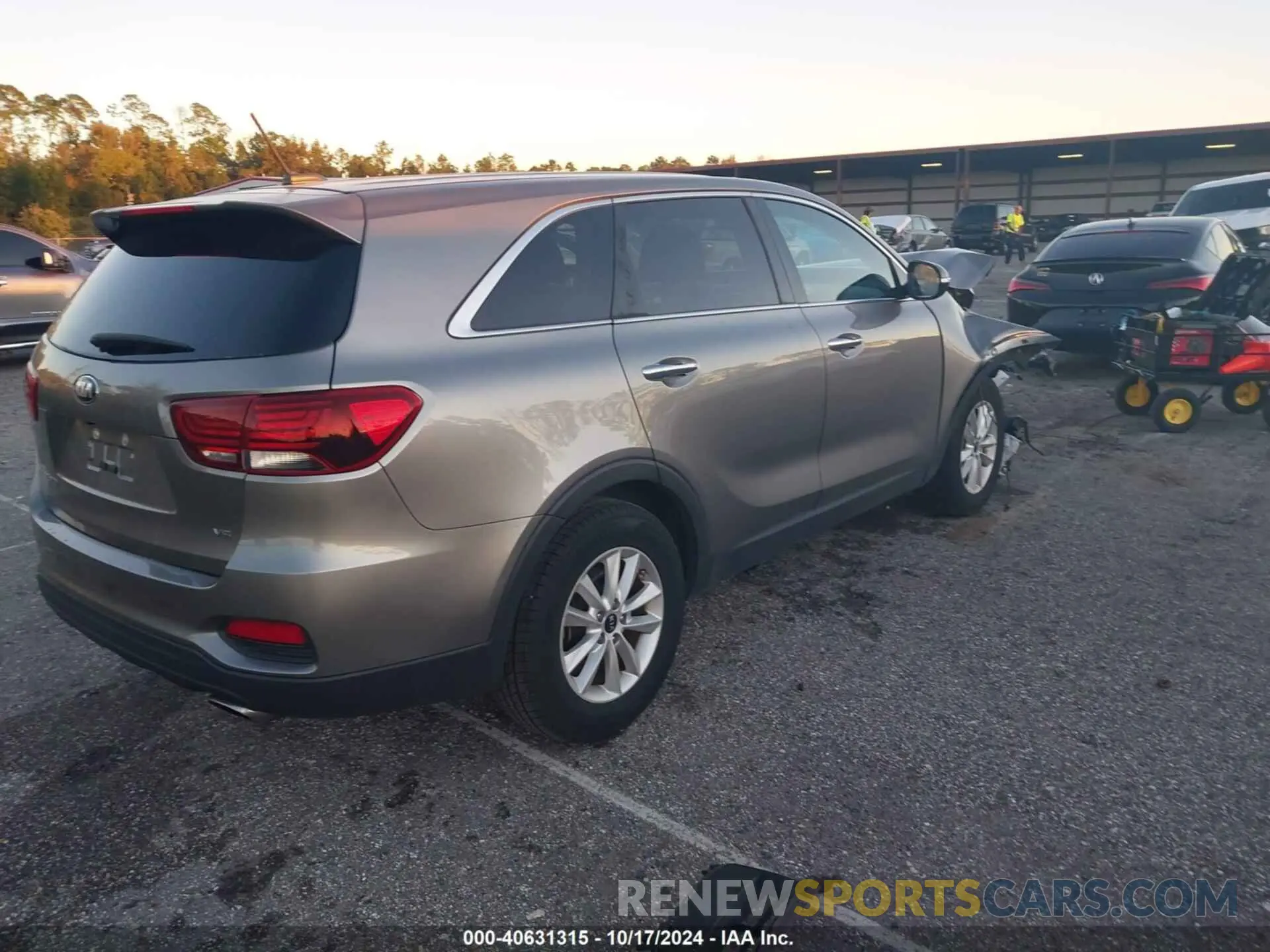 4 Photograph of a damaged car 5XYPG4A51KG488920 KIA SORENTO 2019