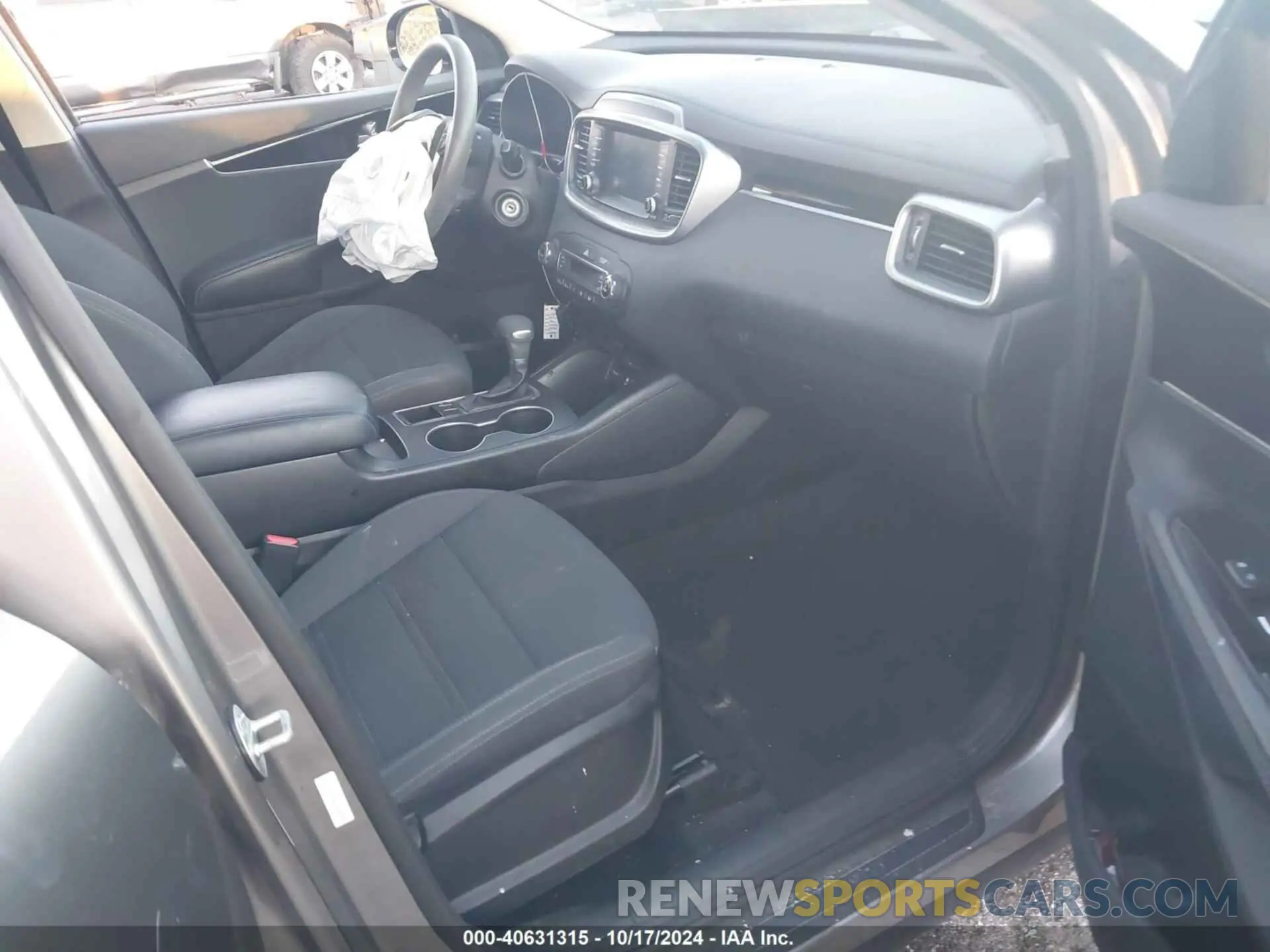 5 Photograph of a damaged car 5XYPG4A51KG488920 KIA SORENTO 2019