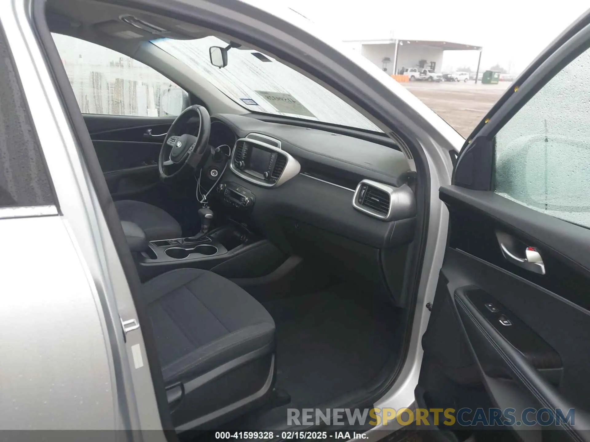 5 Photograph of a damaged car 5XYPG4A51KG495866 KIA SORENTO 2019