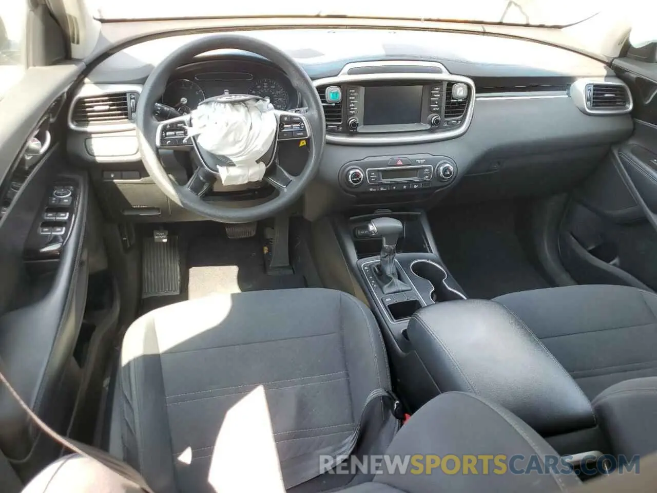 8 Photograph of a damaged car 5XYPG4A51KG510575 KIA SORENTO 2019