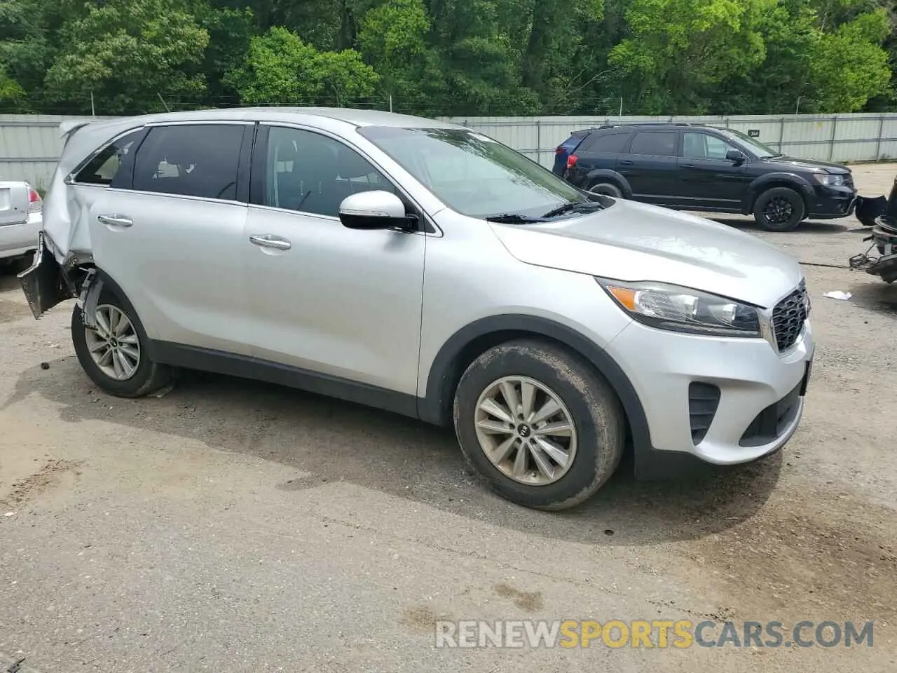 4 Photograph of a damaged car 5XYPG4A51KG561090 KIA SORENTO 2019