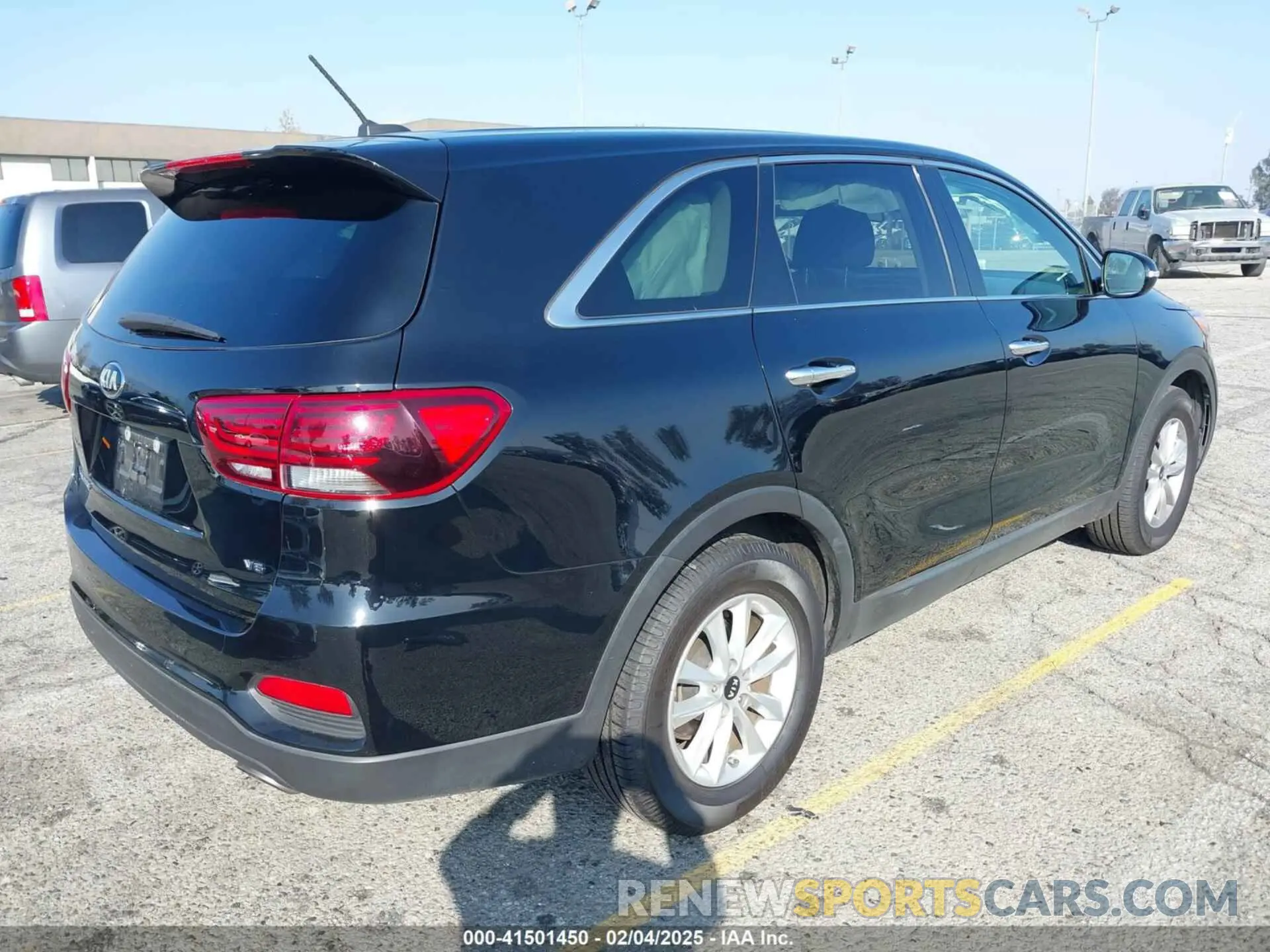 4 Photograph of a damaged car 5XYPG4A51KG567018 KIA SORENTO 2019