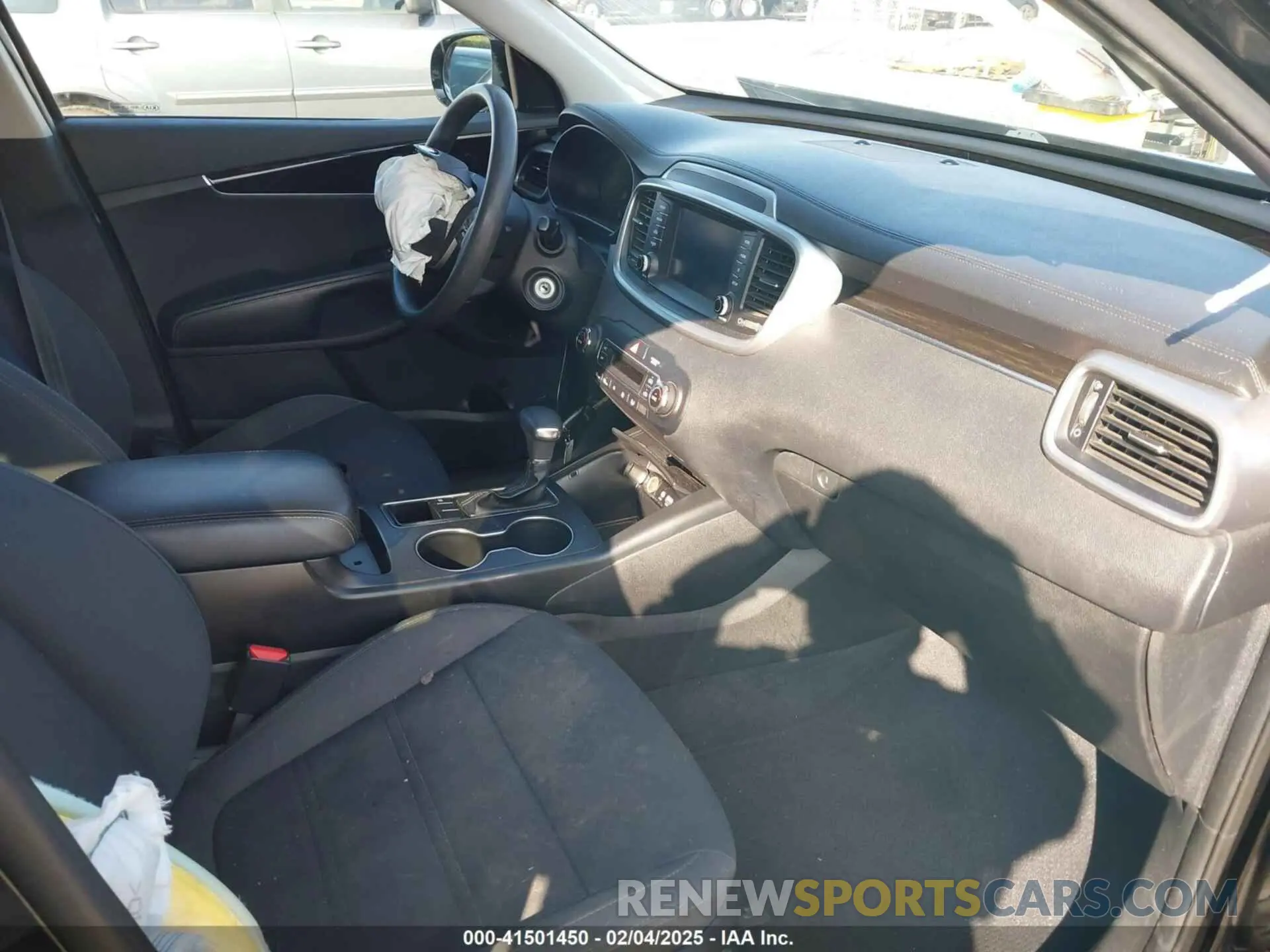 5 Photograph of a damaged car 5XYPG4A51KG567018 KIA SORENTO 2019
