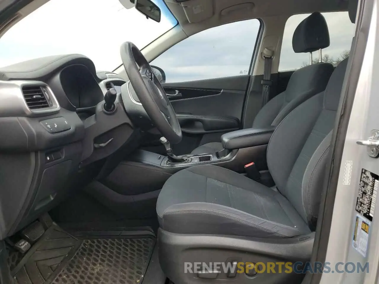 7 Photograph of a damaged car 5XYPG4A51KG573210 KIA SORENTO 2019