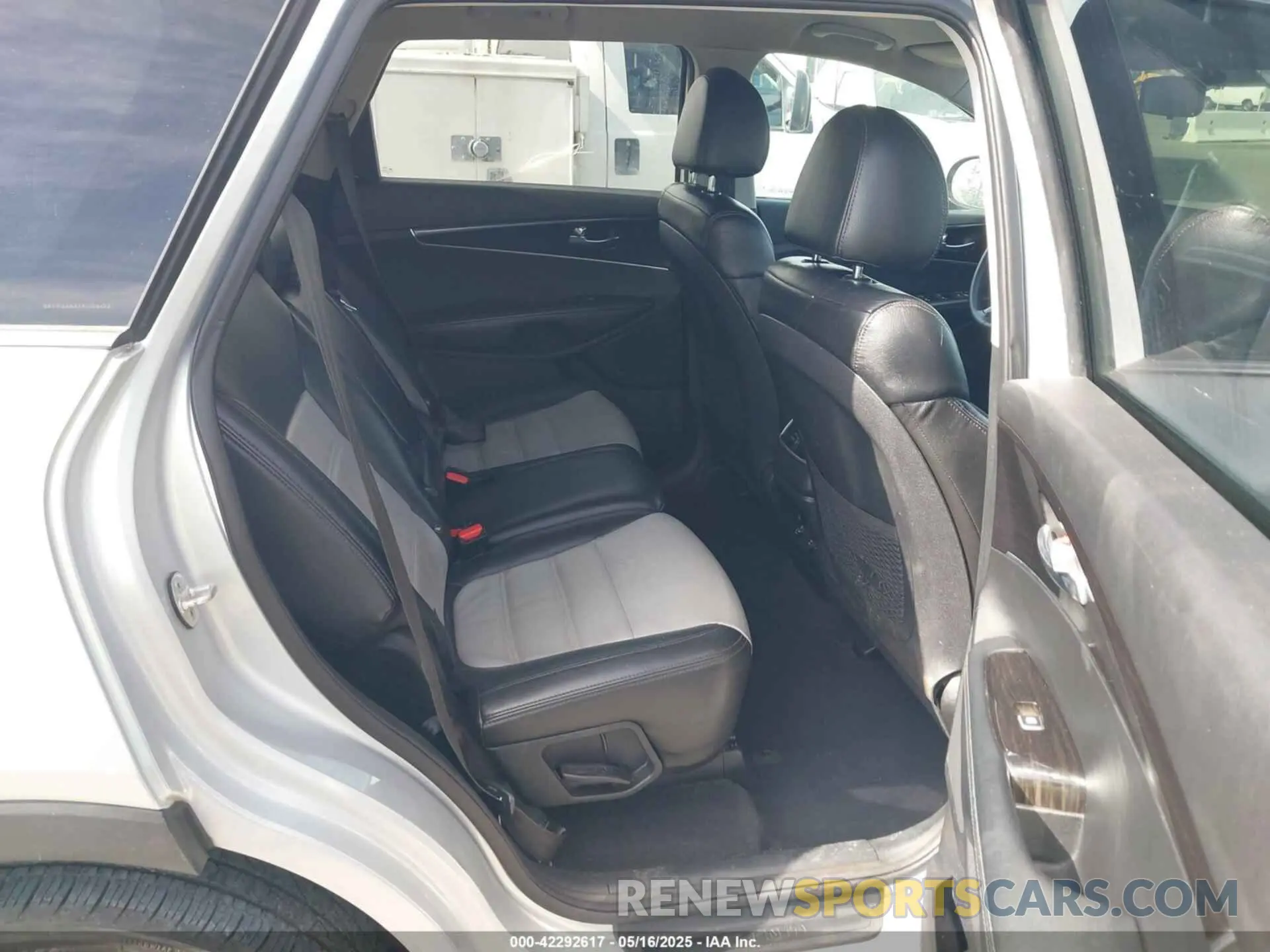 8 Photograph of a damaged car 5XYPG4A51KG594221 KIA SORENTO 2019
