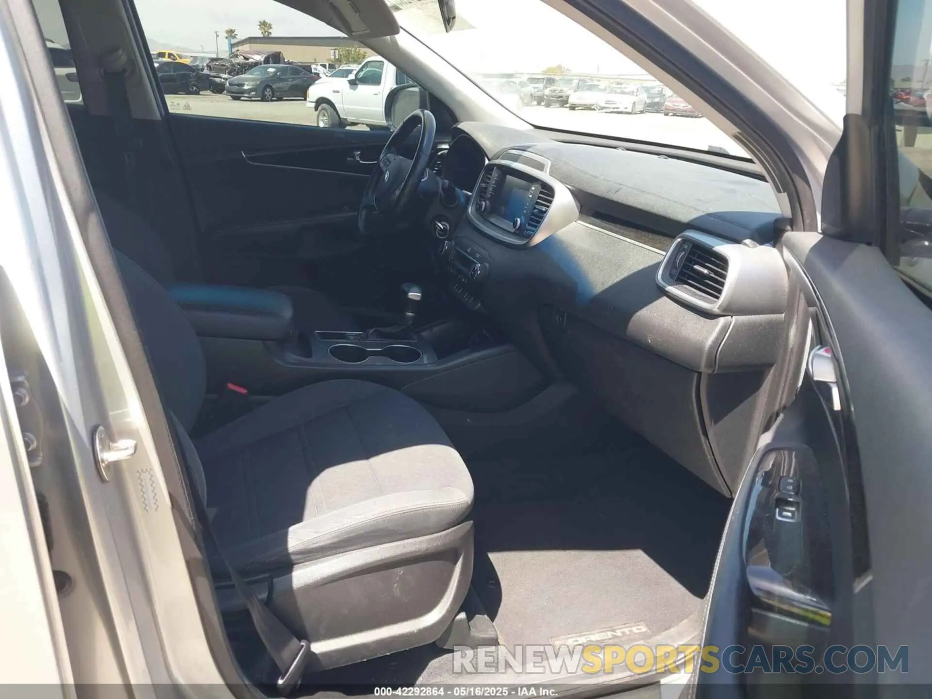 5 Photograph of a damaged car 5XYPG4A51KG596857 KIA SORENTO 2019