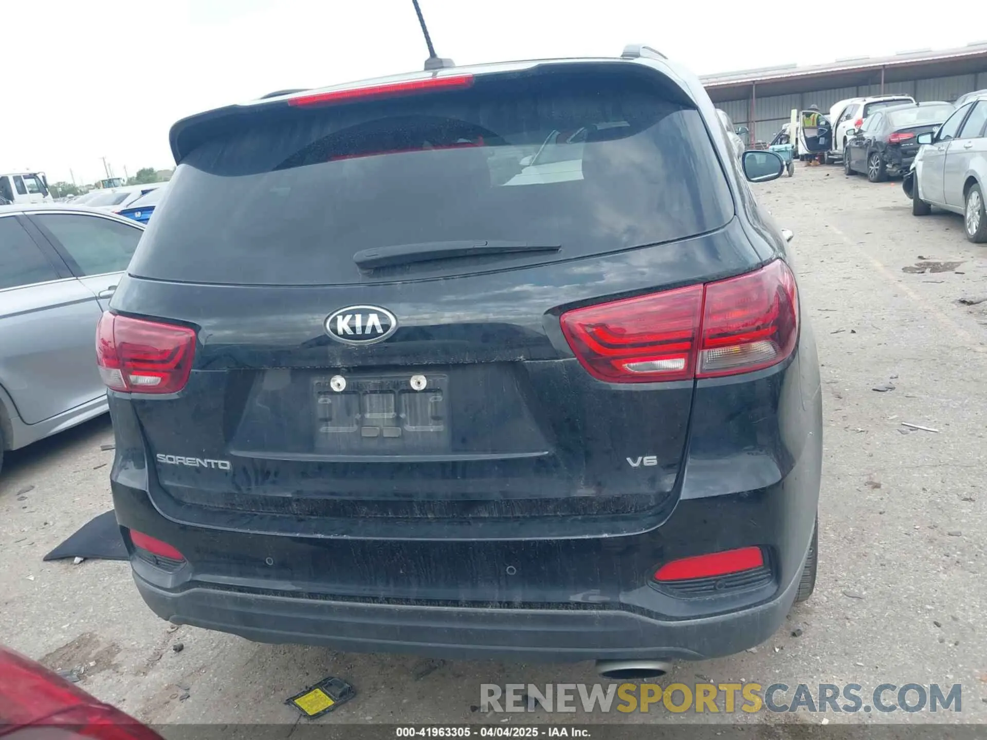 16 Photograph of a damaged car 5XYPG4A51KG609865 KIA SORENTO 2019