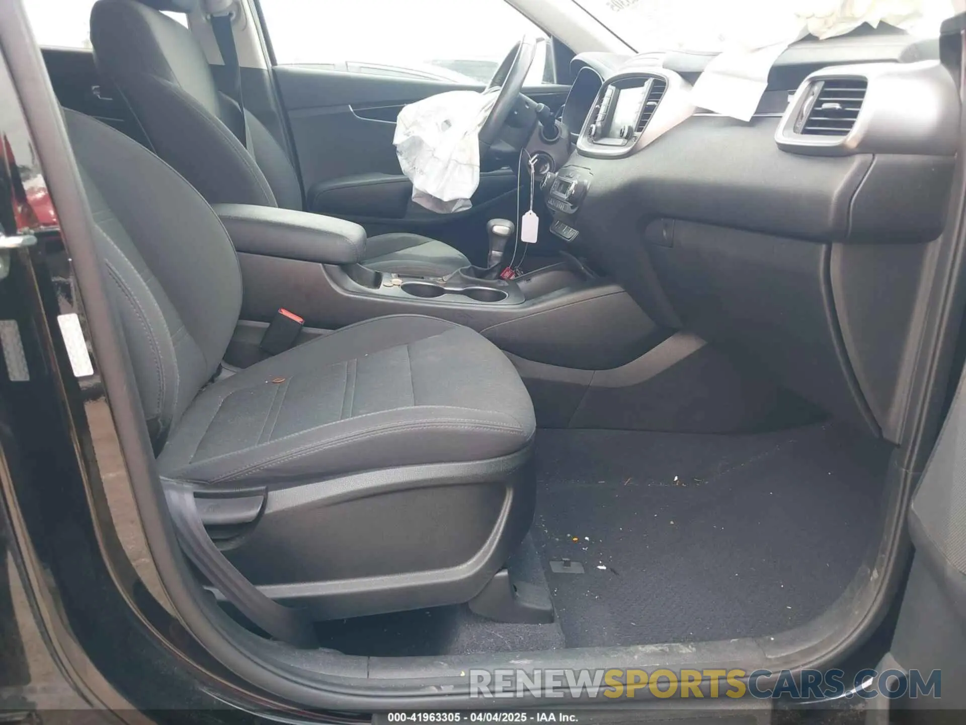 5 Photograph of a damaged car 5XYPG4A51KG609865 KIA SORENTO 2019
