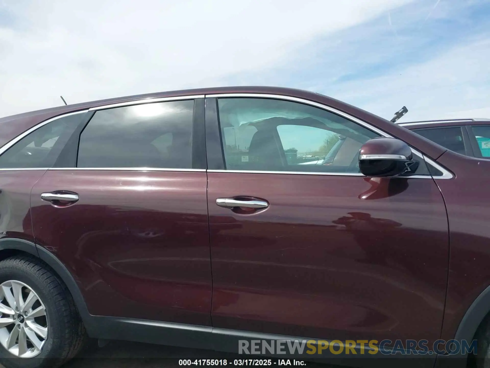 14 Photograph of a damaged car 5XYPG4A52KG482706 KIA SORENTO 2019