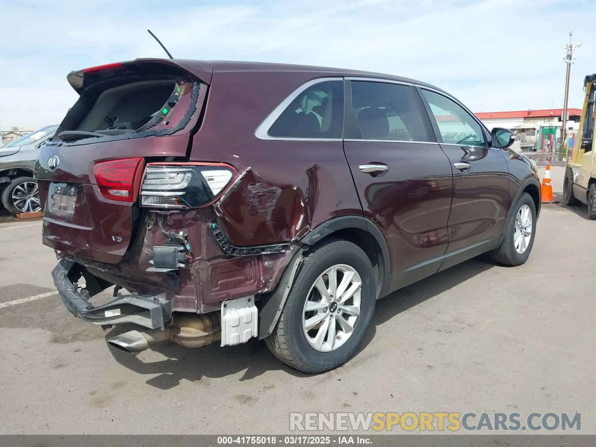 4 Photograph of a damaged car 5XYPG4A52KG482706 KIA SORENTO 2019