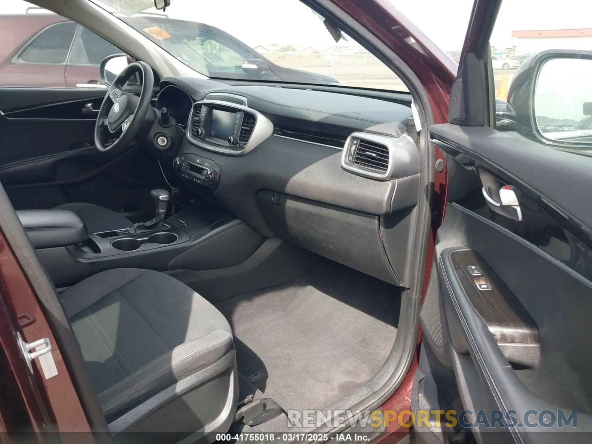 5 Photograph of a damaged car 5XYPG4A52KG482706 KIA SORENTO 2019