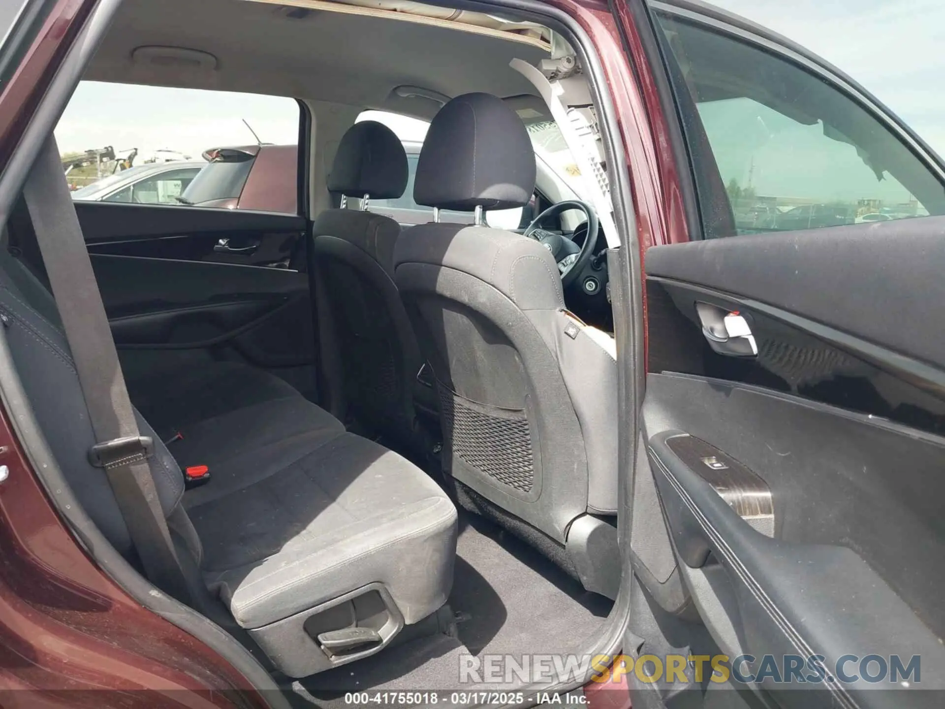 8 Photograph of a damaged car 5XYPG4A52KG482706 KIA SORENTO 2019