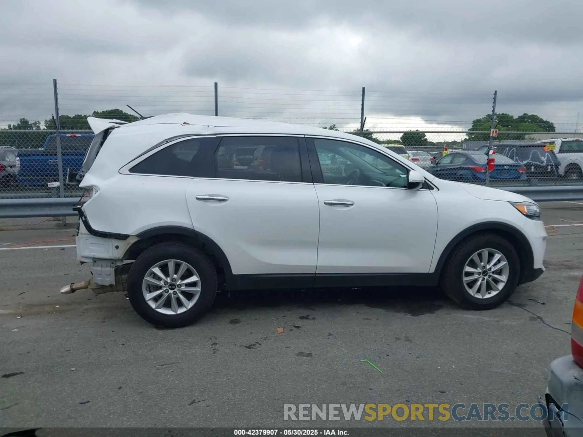 12 Photograph of a damaged car 5XYPG4A52KG570848 KIA SORENTO 2019