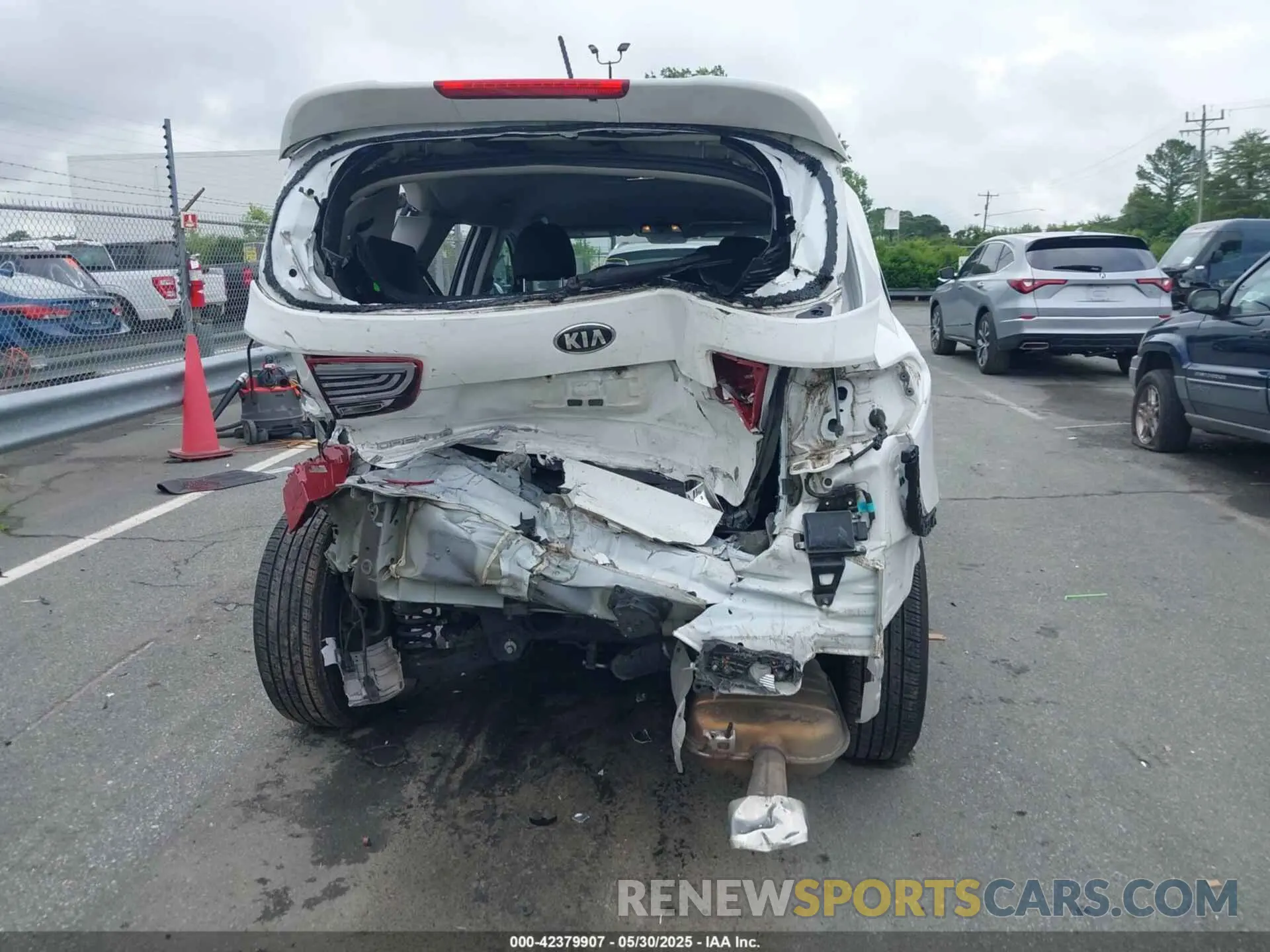 15 Photograph of a damaged car 5XYPG4A52KG570848 KIA SORENTO 2019