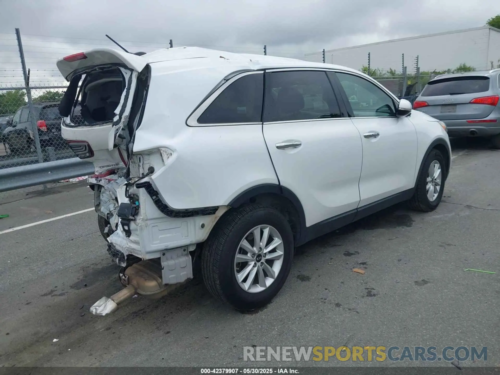 4 Photograph of a damaged car 5XYPG4A52KG570848 KIA SORENTO 2019