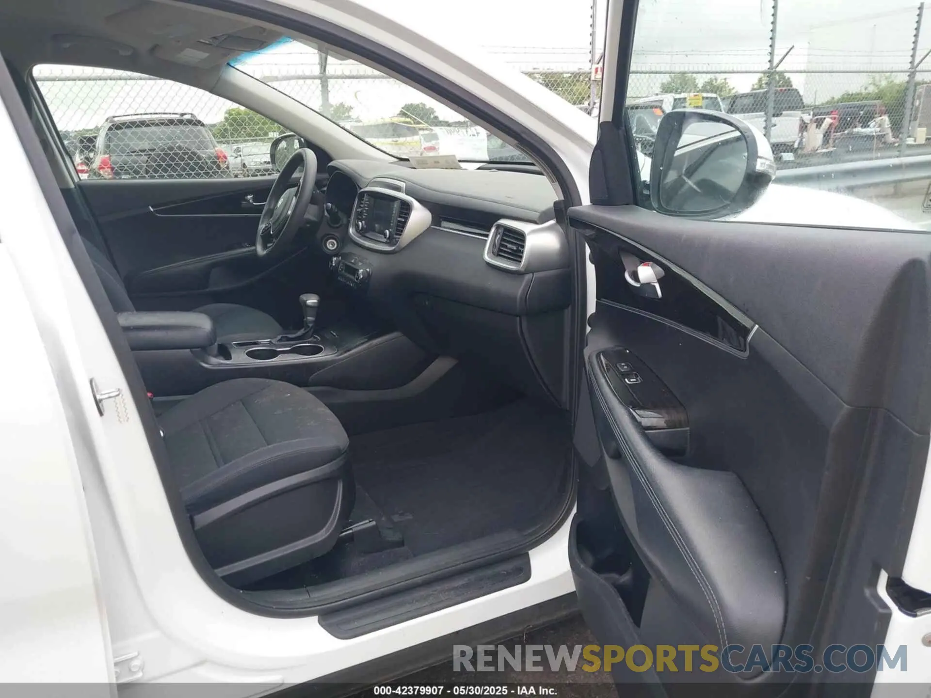 5 Photograph of a damaged car 5XYPG4A52KG570848 KIA SORENTO 2019