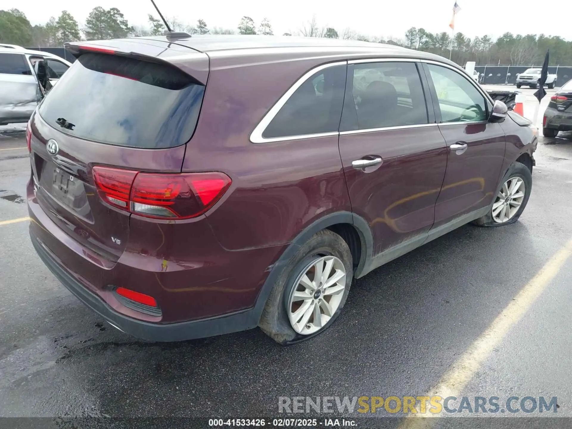 4 Photograph of a damaged car 5XYPG4A53KG481998 KIA SORENTO 2019