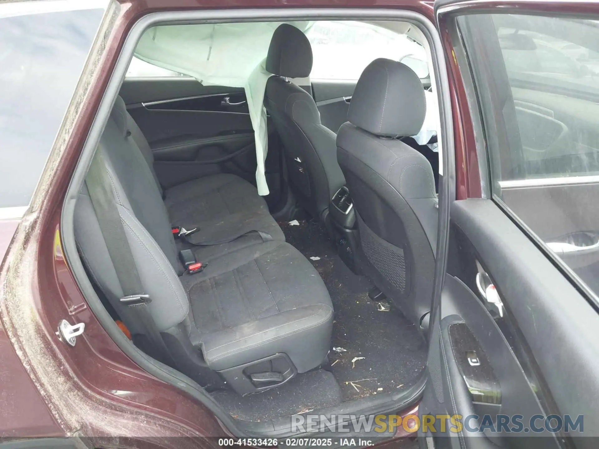 8 Photograph of a damaged car 5XYPG4A53KG481998 KIA SORENTO 2019