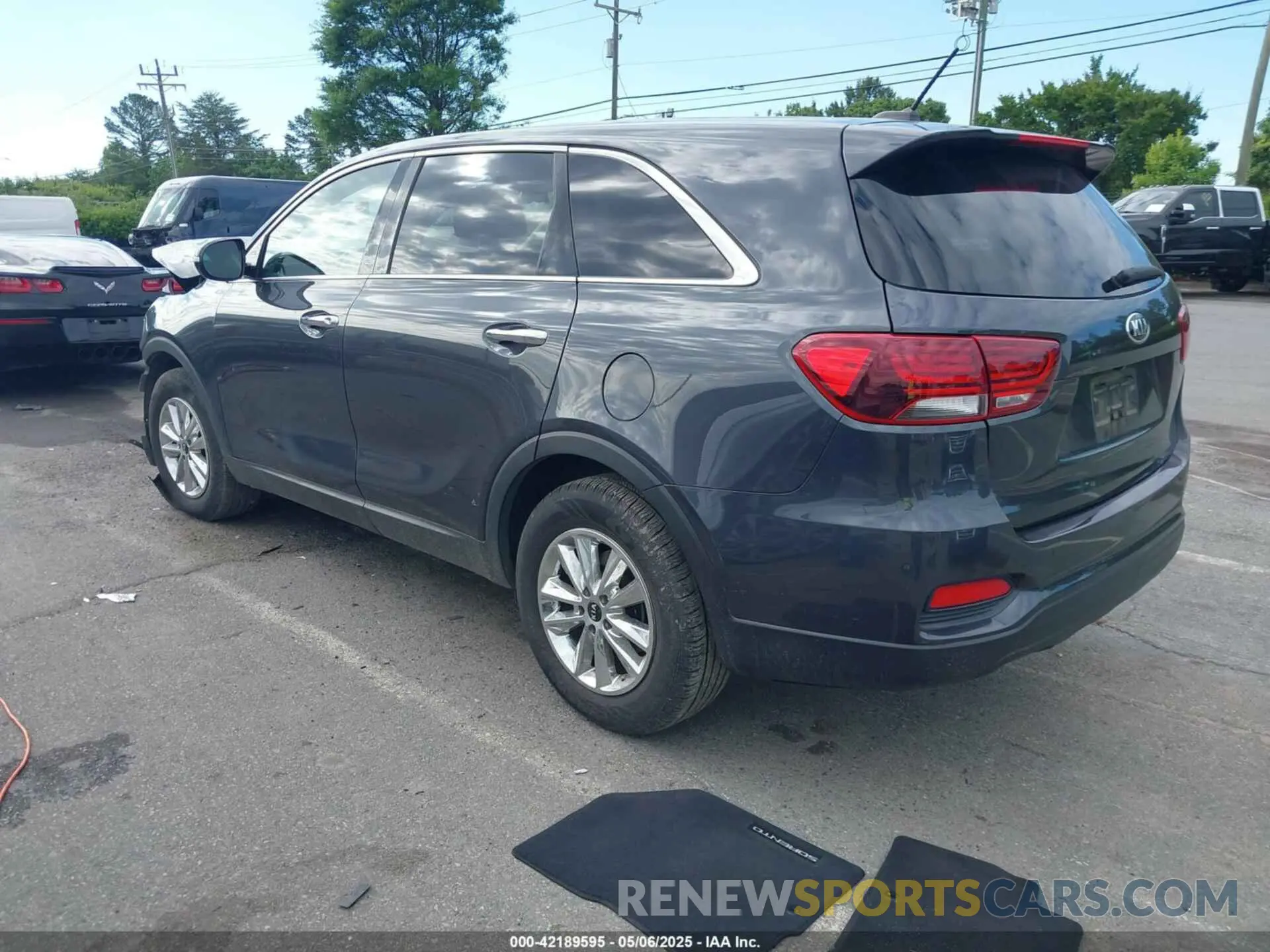 3 Photograph of a damaged car 5XYPG4A53KG482147 KIA SORENTO 2019