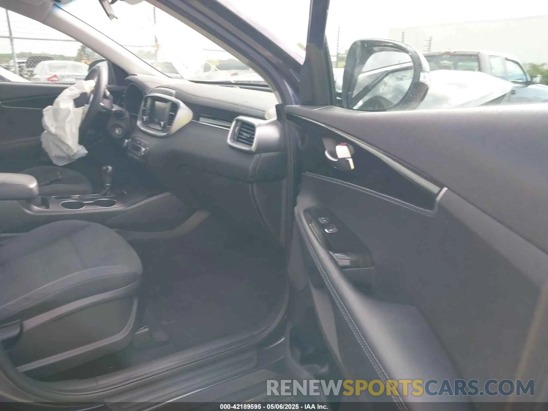 5 Photograph of a damaged car 5XYPG4A53KG482147 KIA SORENTO 2019