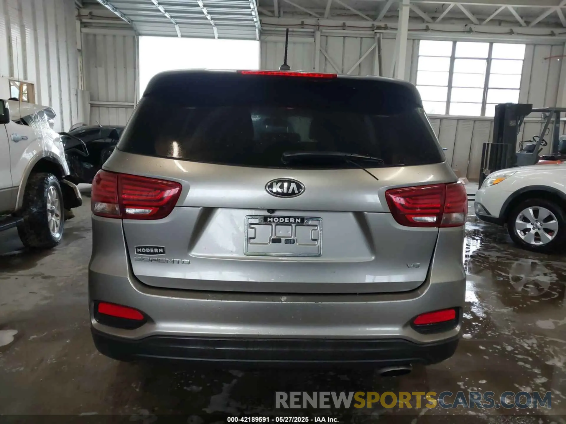 16 Photograph of a damaged car 5XYPG4A53KG485016 KIA SORENTO 2019