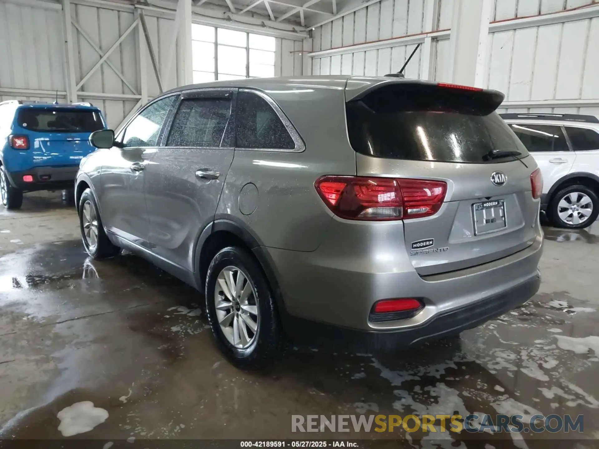 3 Photograph of a damaged car 5XYPG4A53KG485016 KIA SORENTO 2019