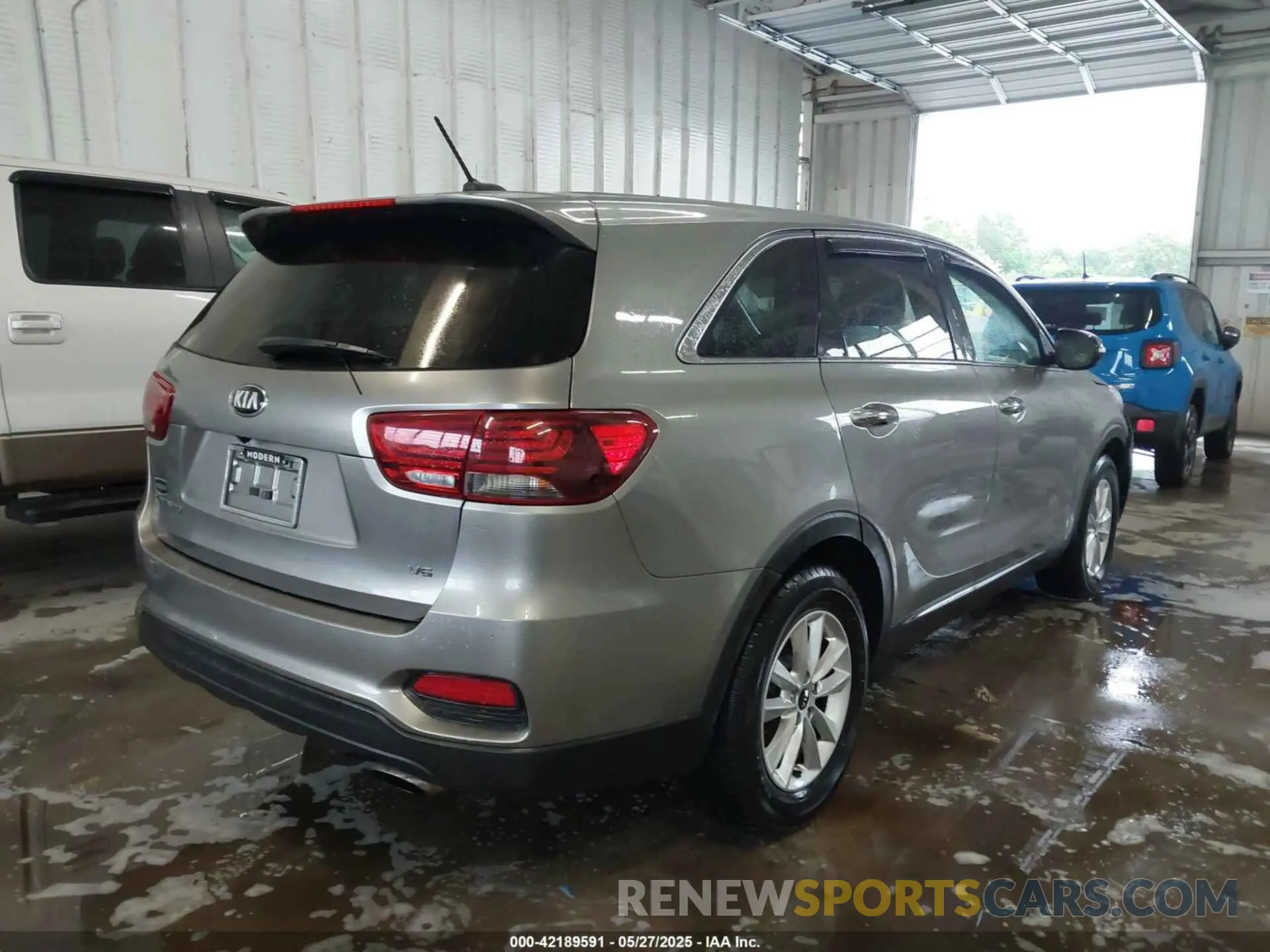 4 Photograph of a damaged car 5XYPG4A53KG485016 KIA SORENTO 2019