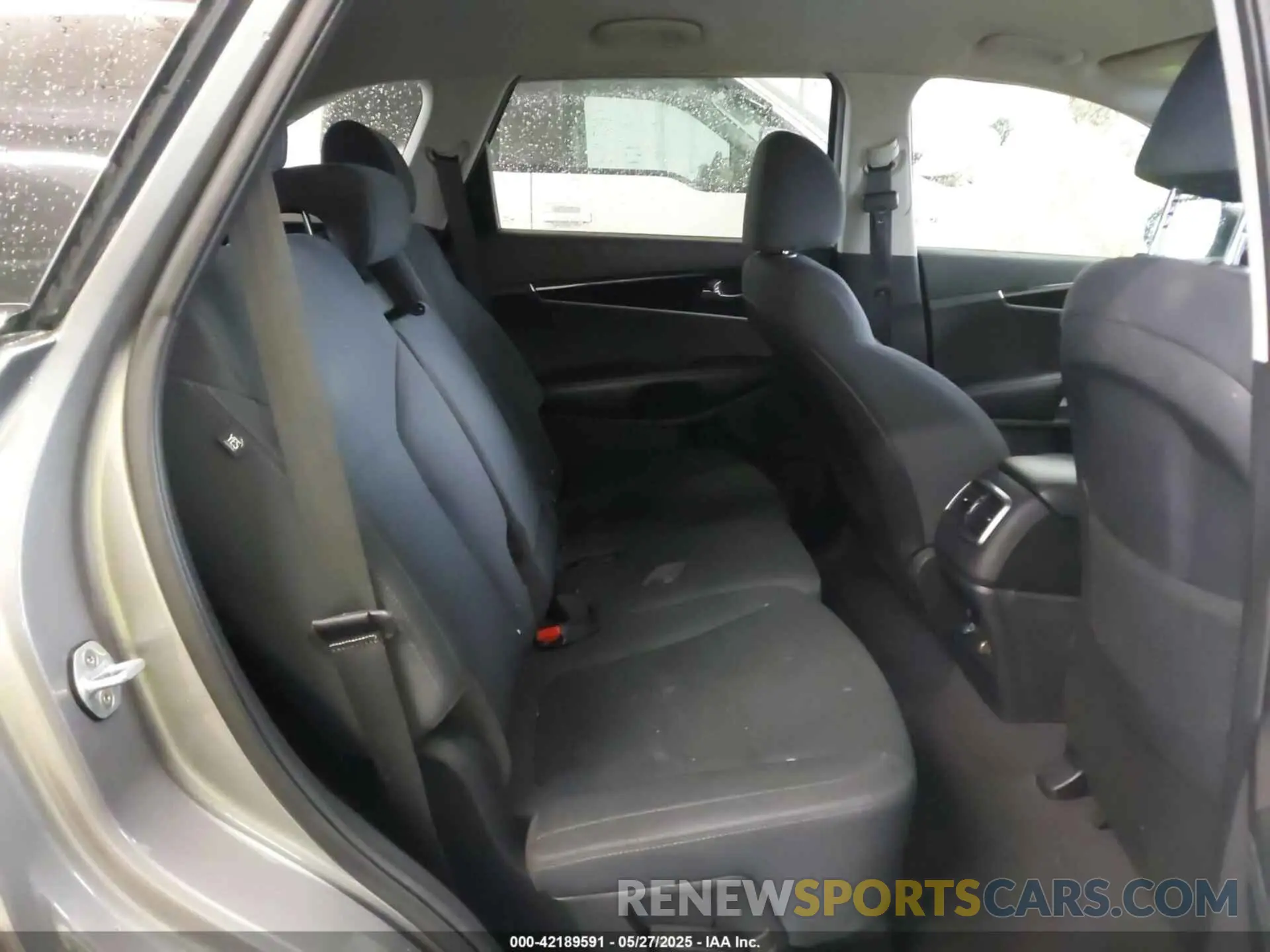 8 Photograph of a damaged car 5XYPG4A53KG485016 KIA SORENTO 2019