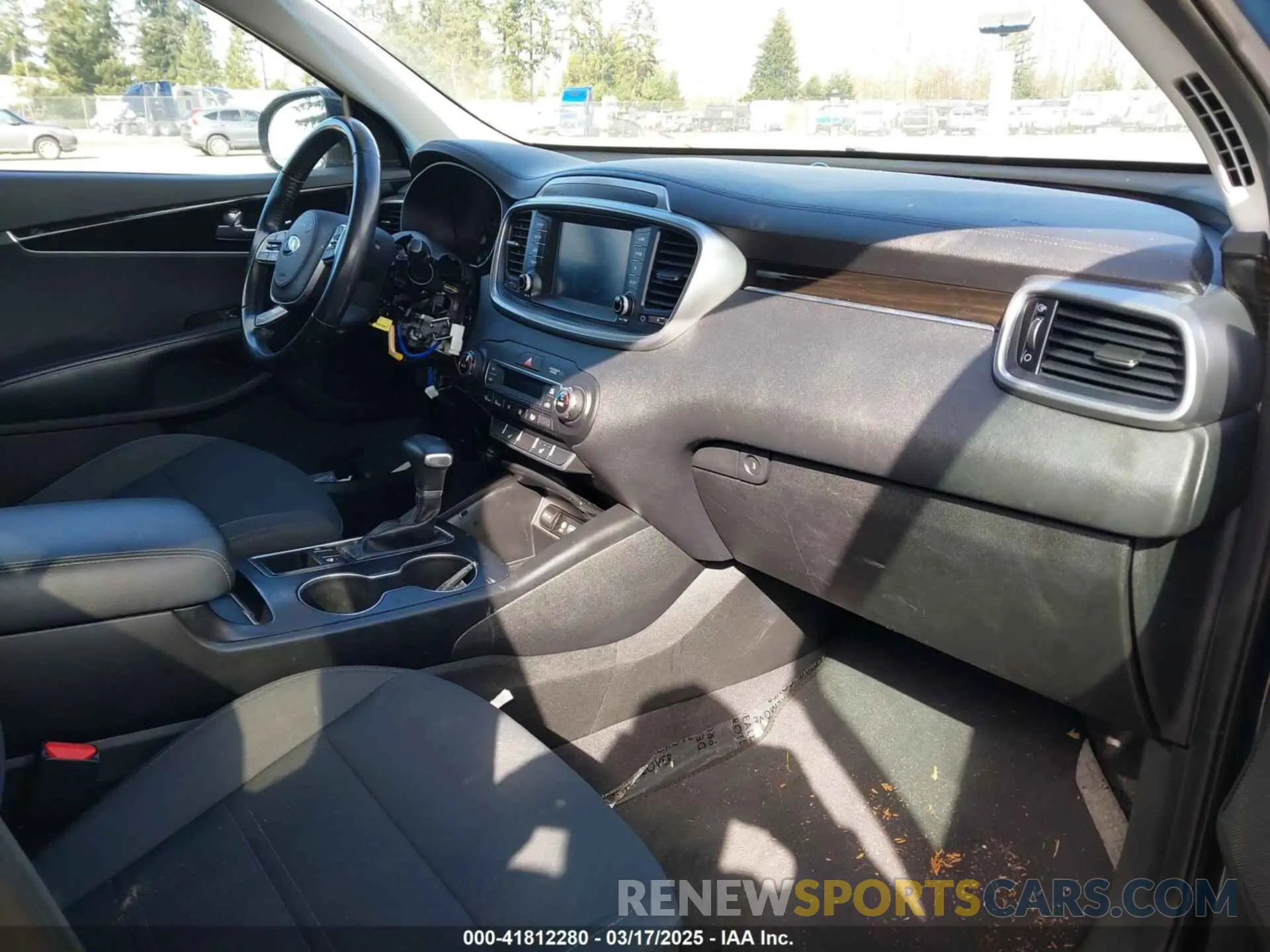 5 Photograph of a damaged car 5XYPG4A53KG594866 KIA SORENTO 2019