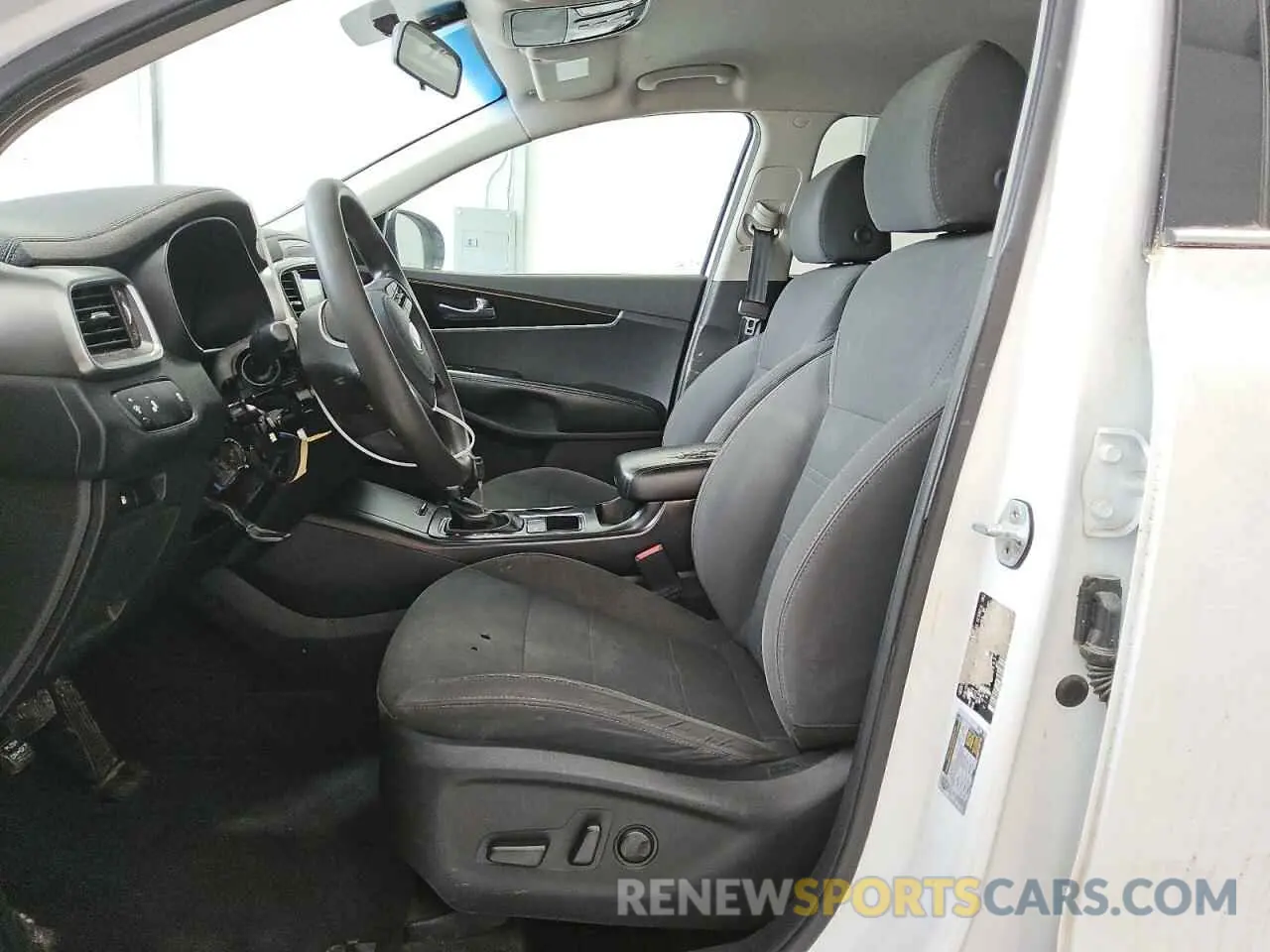 7 Photograph of a damaged car 5XYPG4A54KG482528 KIA SORENTO 2019