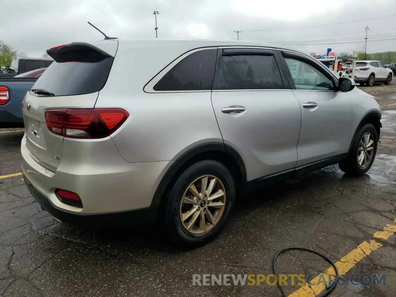 3 Photograph of a damaged car 5XYPG4A54KG570401 KIA SORENTO 2019