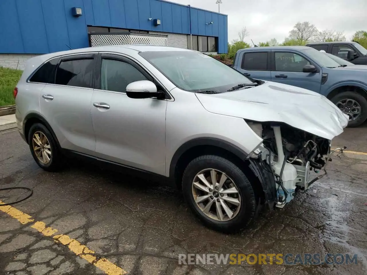 4 Photograph of a damaged car 5XYPG4A54KG570401 KIA SORENTO 2019