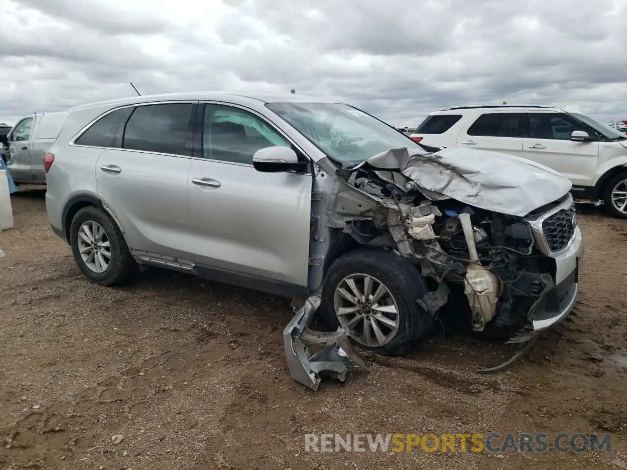 4 Photograph of a damaged car 5XYPG4A55KG490721 KIA SORENTO 2019