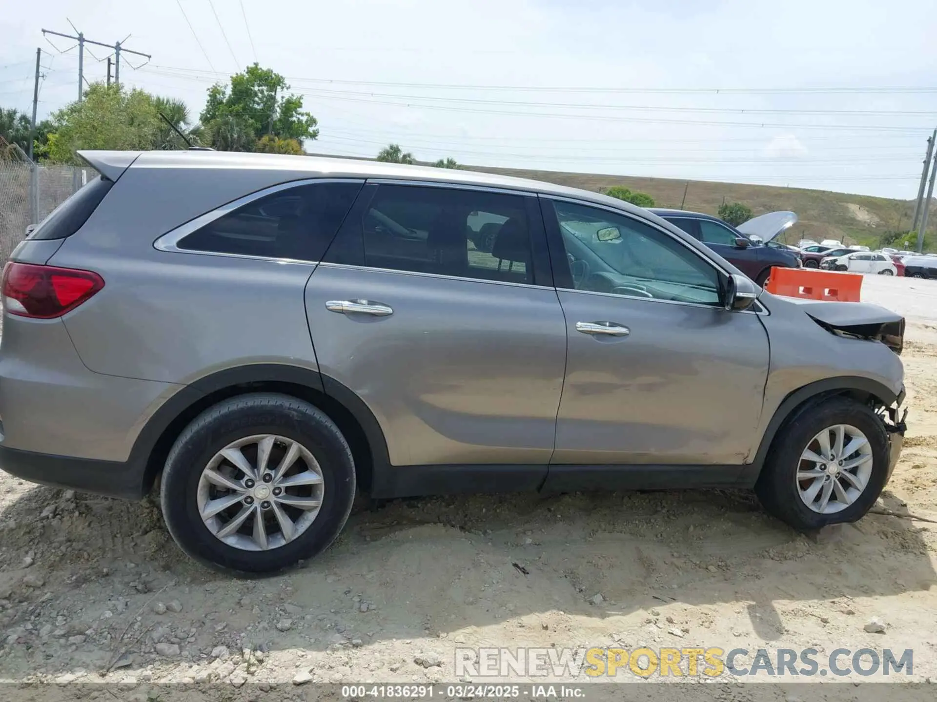 14 Photograph of a damaged car 5XYPG4A56KG467903 KIA SORENTO 2019