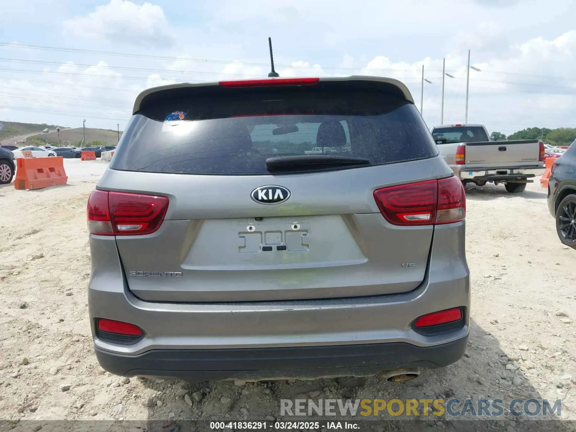 17 Photograph of a damaged car 5XYPG4A56KG467903 KIA SORENTO 2019