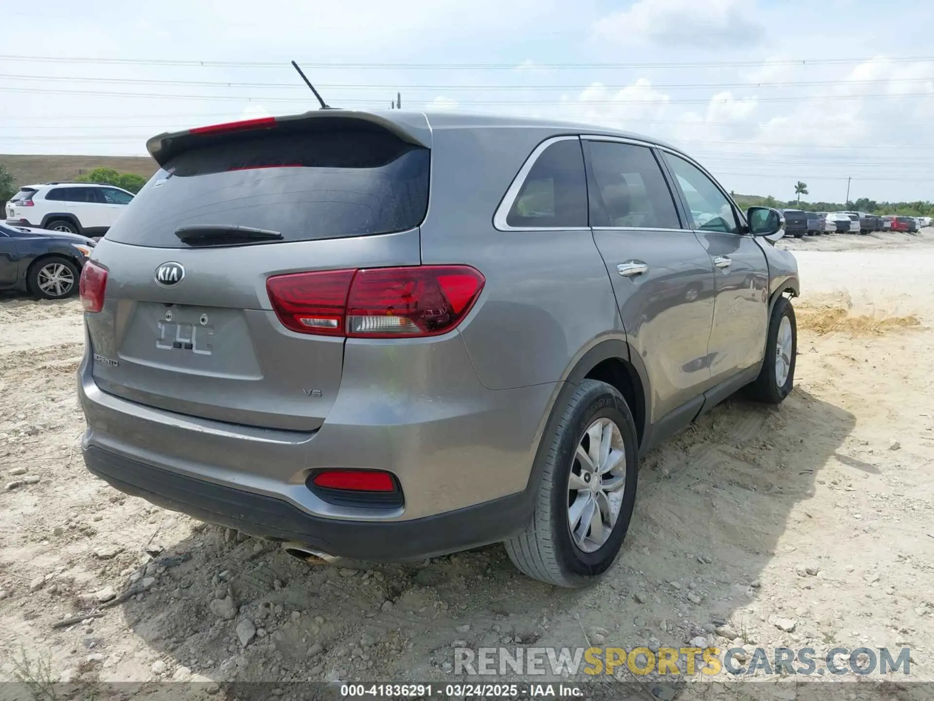 4 Photograph of a damaged car 5XYPG4A56KG467903 KIA SORENTO 2019