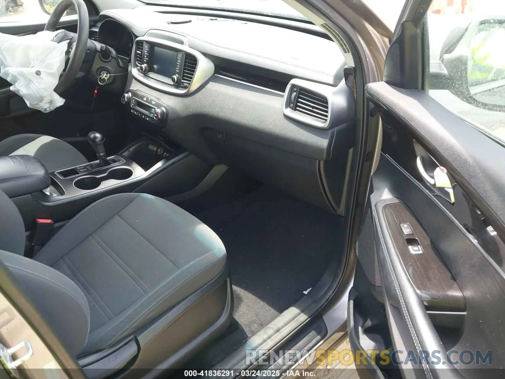 5 Photograph of a damaged car 5XYPG4A56KG467903 KIA SORENTO 2019