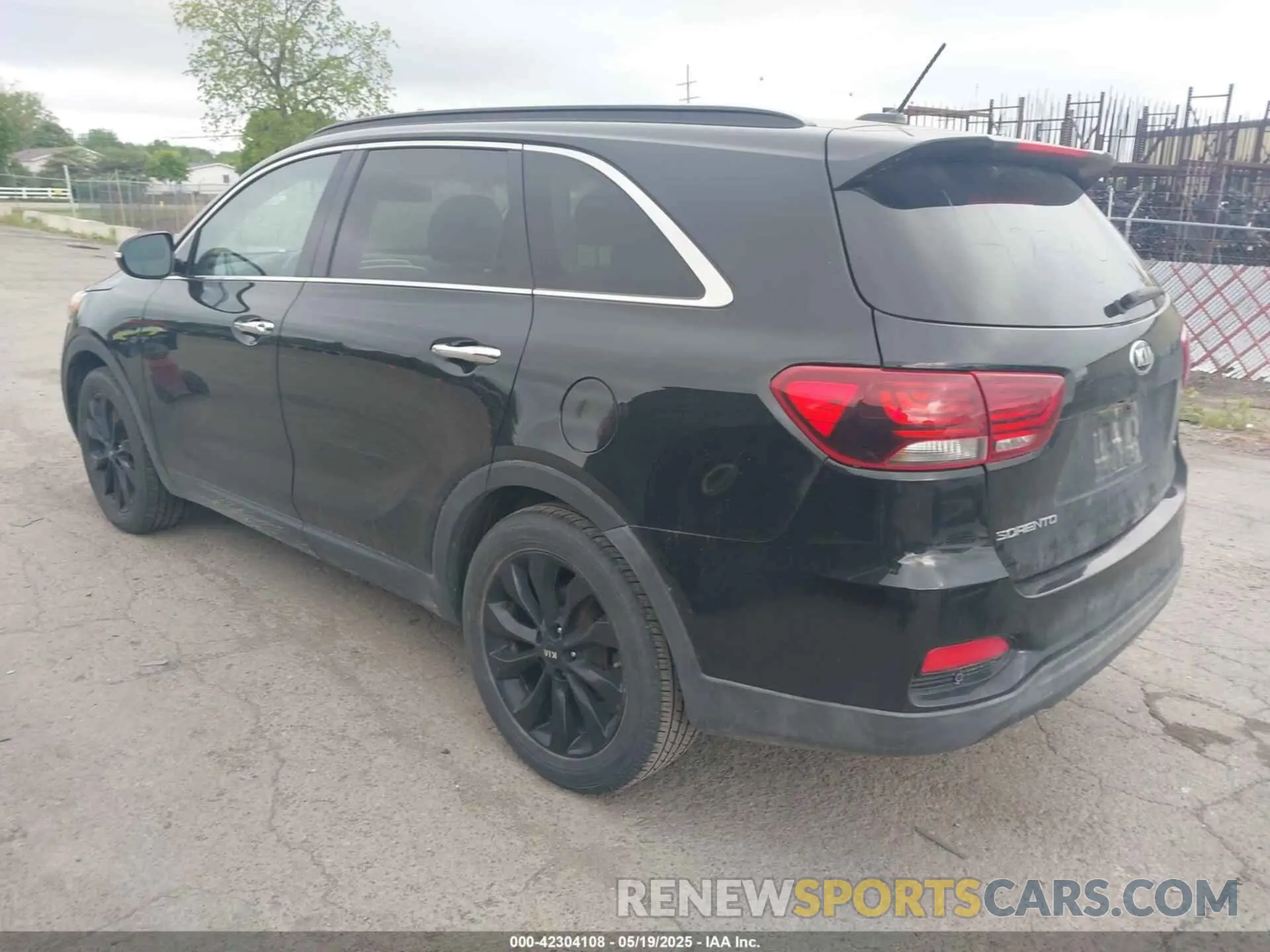 3 Photograph of a damaged car 5XYPG4A56KG598555 KIA SORENTO 2019