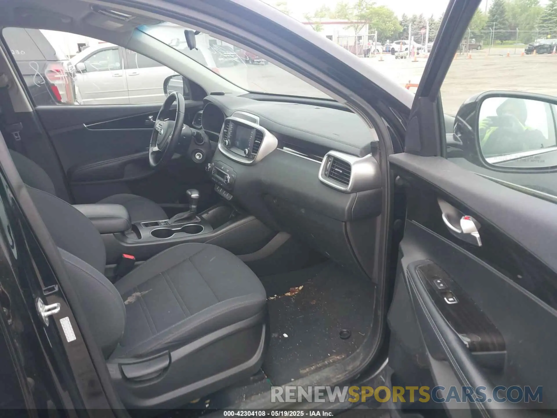 5 Photograph of a damaged car 5XYPG4A56KG598555 KIA SORENTO 2019