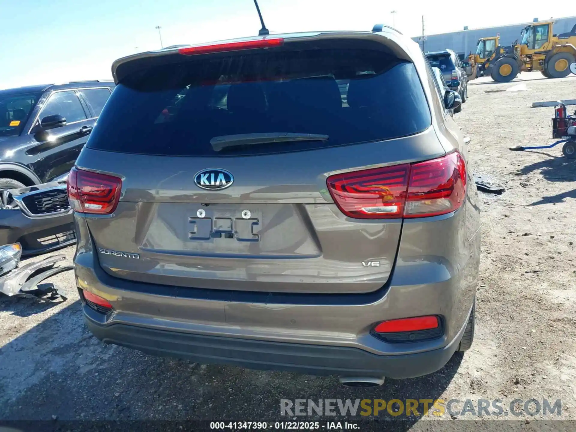 17 Photograph of a damaged car 5XYPG4A56KG600188 KIA SORENTO 2019