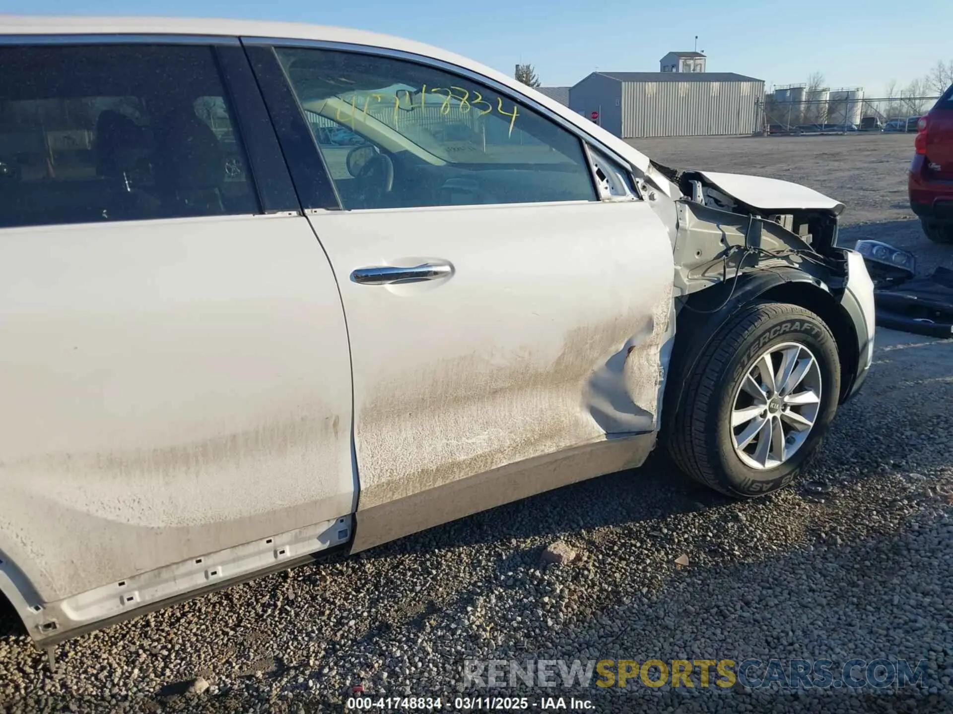 19 Photograph of a damaged car 5XYPG4A57KG481194 KIA SORENTO 2019