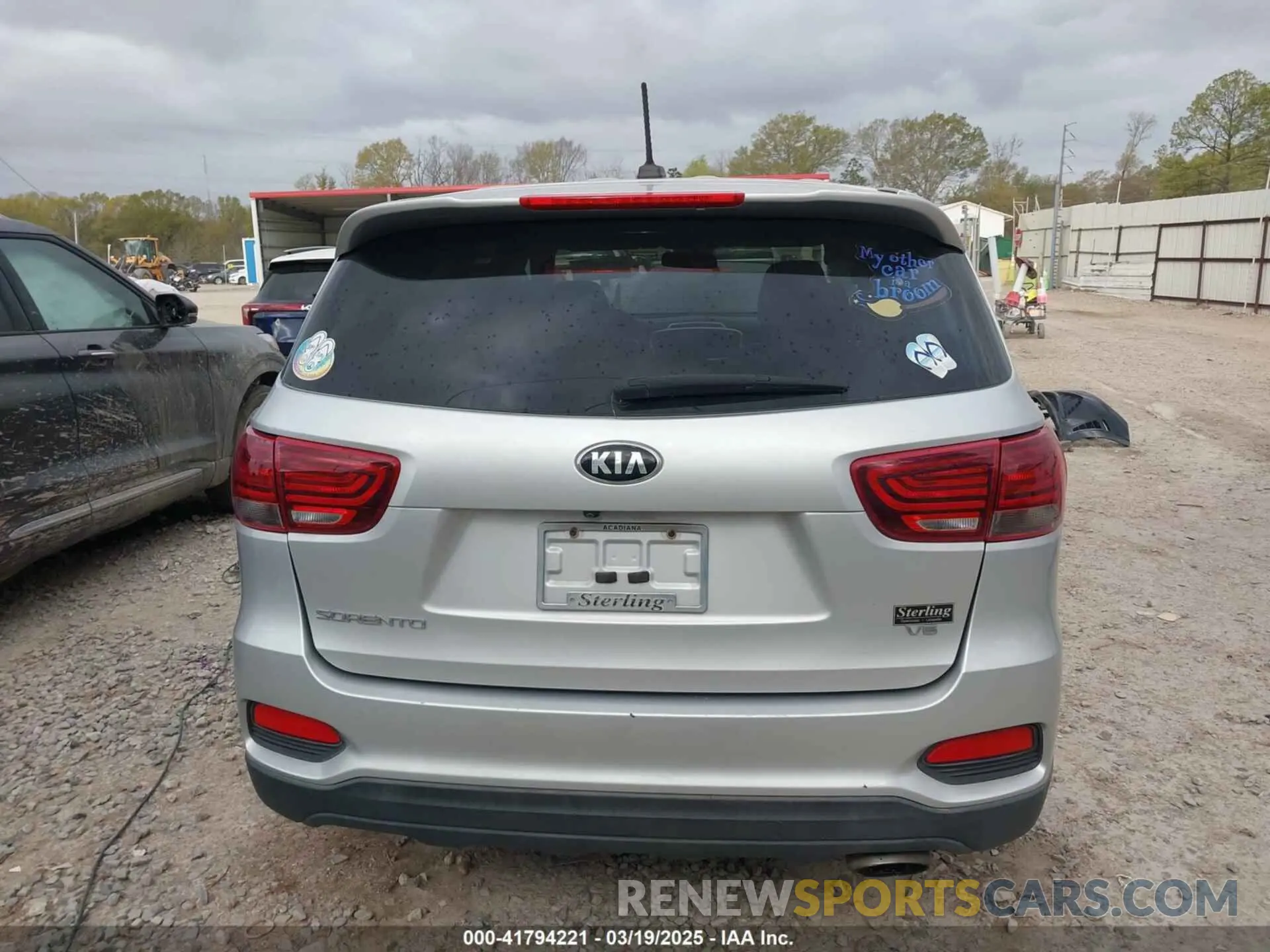 16 Photograph of a damaged car 5XYPG4A57KG481373 KIA SORENTO 2019
